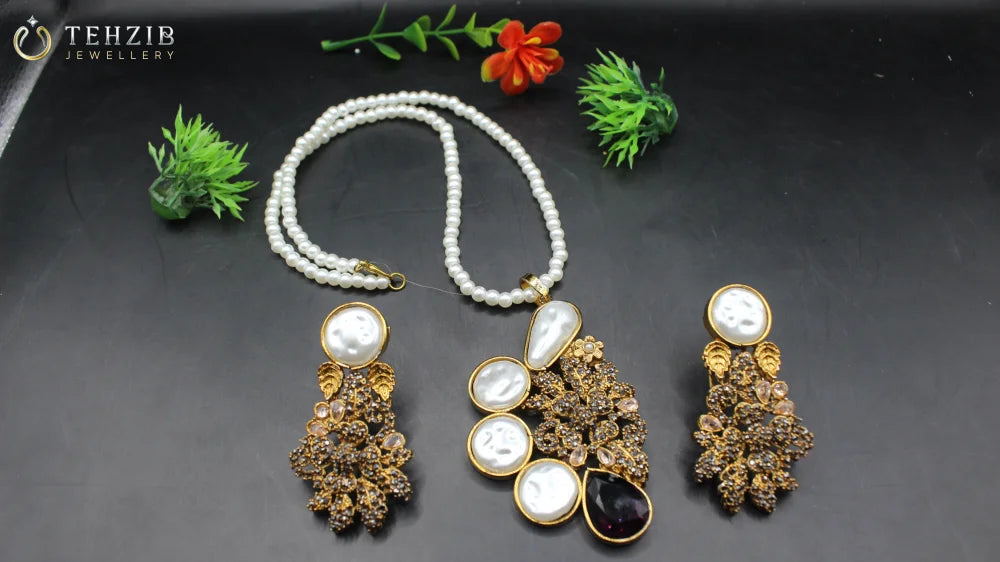 Stunning Mother of Pearl Pendant with Earrings
