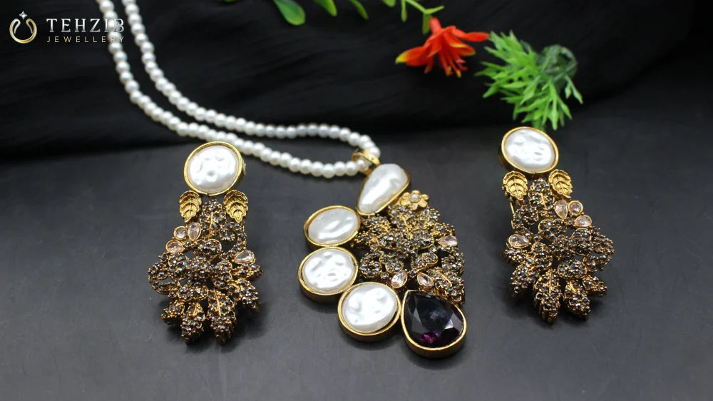 Stunning Mother of Pearl Pendant with Earrings