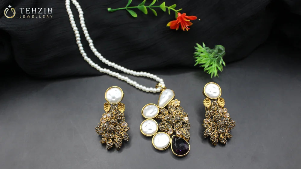 Stunning Mother of Pearl Pendant with Earrings